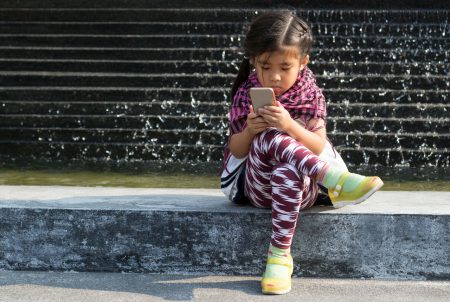 スマホで子どもの斜視が増加？……韓国で研究論文、日本も同じ傾向か