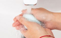 固形石鹸で手洗い