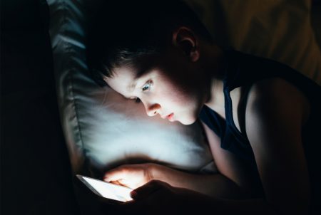 スマートフォンなど影響? 子どもの睡眠時間少ない 睡眠障害も
