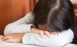 女子は男子よりも睡眠不足、さらに精神的不健康との関連も高い